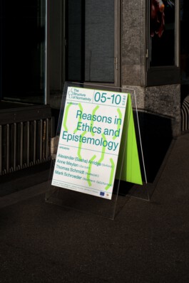  Foto eines A Frames mit einem grün gehaltenen Typoposter.